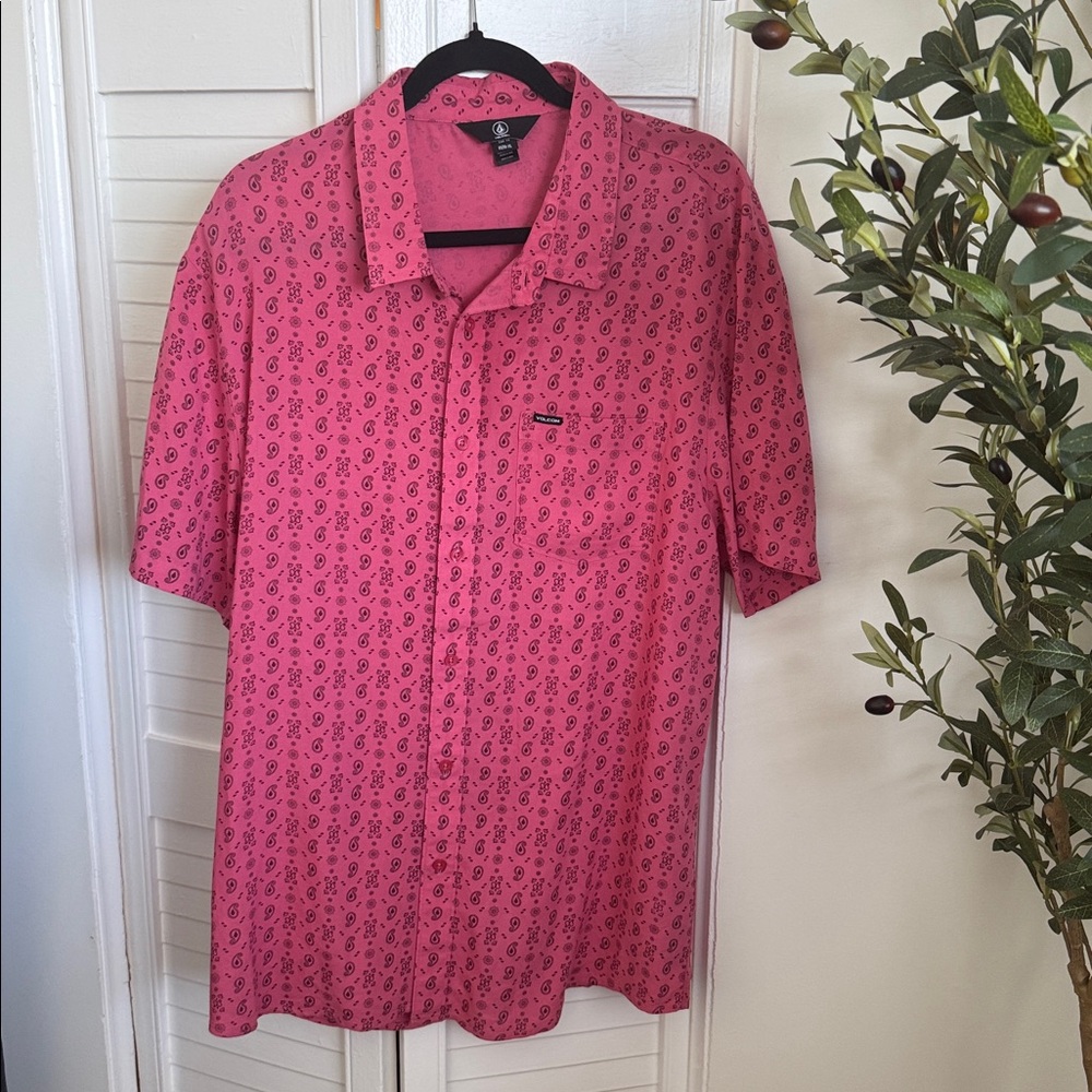 NWOT Volcom Pink Paisley Short-Sleeve Button-Down Shirt